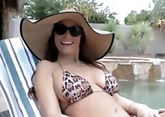 Alex Jett pounds Syren De Mer's old pussy to orgasm