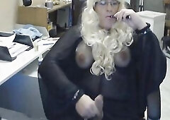 Zah likes to masturbate for an audience and vaping during the time that wanking is her number one enjoyment in life. See as that babe cums and vapes f