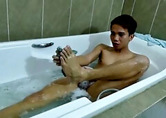 Twinky Feet - Asian foot fetish in bath