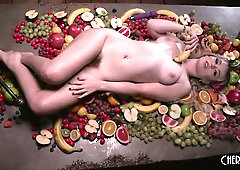 Horny Lilly Bell Gets Juice From Her Fruit & Her Muff With Masturbating Food