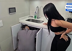 Cachonda Colombiana Seduce Al Plomero Y Termina Cabalgando Su Verga - Alejandra Palacios