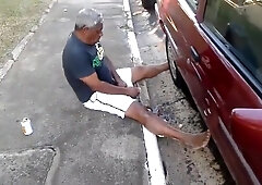 Pinguco mijando na calcada do bar 4