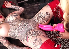 Luna Luxxx Helps Evilyn Ink Test Out Her New Toy