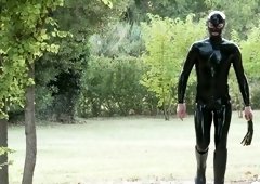 Mater in latex outfit face fucks sex-appeal slave Lucy Latex in the garden