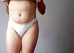 Slutty amateur flashing her big boobs in the backseat