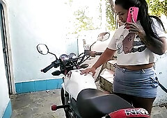 tengo sexo oral-sex con el mecánico mientras mi esposo trabaja