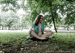 Nude hotty in park (public)