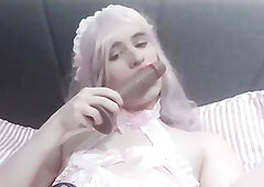 Amateur sissy trains herself