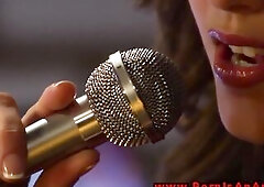 Gal succumbs to masturbation whilst talking to her chap