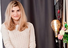 Blonde finds work for her hands