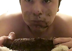 Piggy Eats Chocolate Cake!