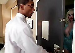 Chap bonks gazoo of a tranny slut