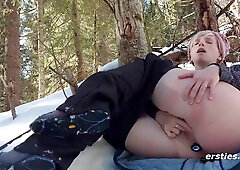 German Blonde skiing with anal butt plug - Heiïer Squirt mit Analplug abseits der Ski-Piste - Masturbation outdoors