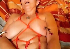 My wife lets herself be fisted by a strange stud. That guy puts his hand in her hawt cunt and cums in her throat