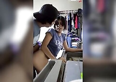 Chica linda mexicana amateur es cogida mientras lava la vajilla