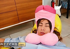 Brazzers - Naughty College Girl Katie Kush Spreads Her Pussy & Lures Van Wylde To Put His Dick In It